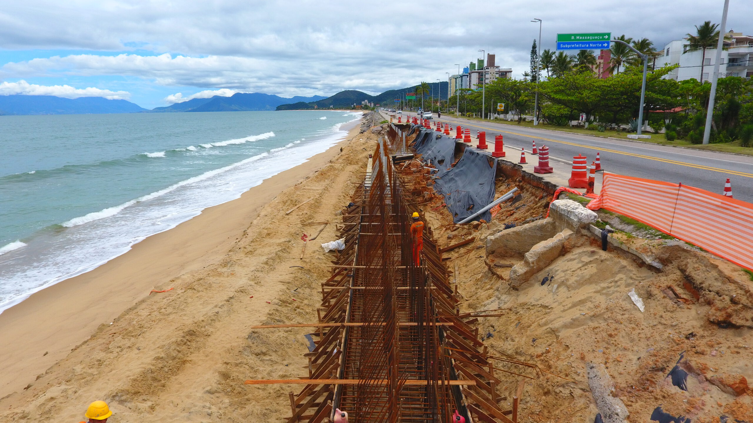 Governo do Estado continua com obras contra erosões na orla do Massaguaçu