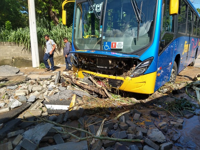 Tromba d’ água causa estragos em Ilhabela