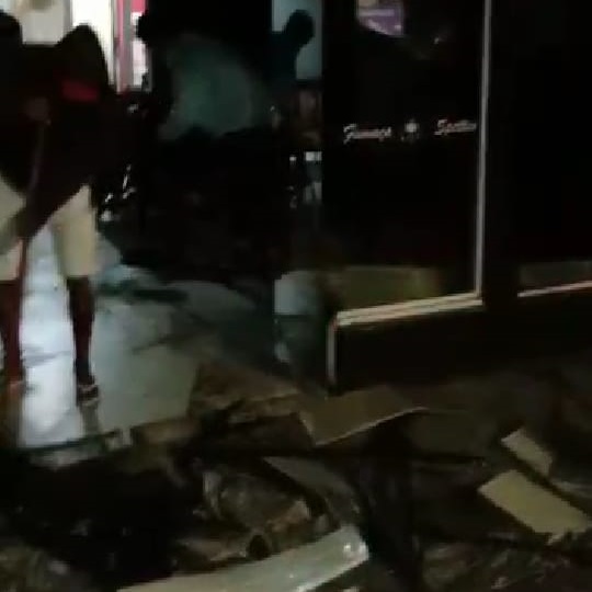 Ladrões furtam e ateiam fogo no ‘Fumaça Spettos’ em Caraguatatuba