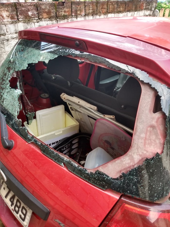 Moradora de rua destrói veículo na Martim de Sá em Caraguatatuba