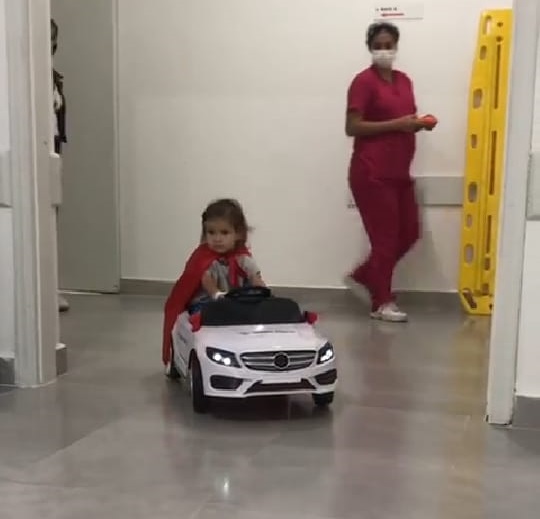 Casa de Saúde Stella Maris usa carrinho elétrico para levar crianças hospitalizadas ao centro cirúrgico