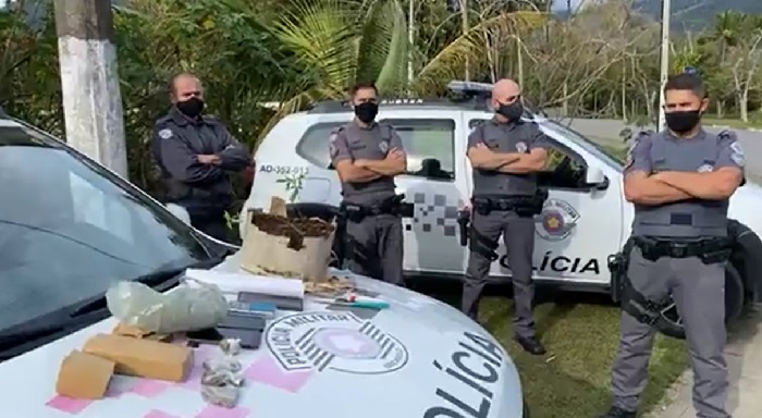 O homem é preso fazendo delivery de drogas de bike em Ilhabela