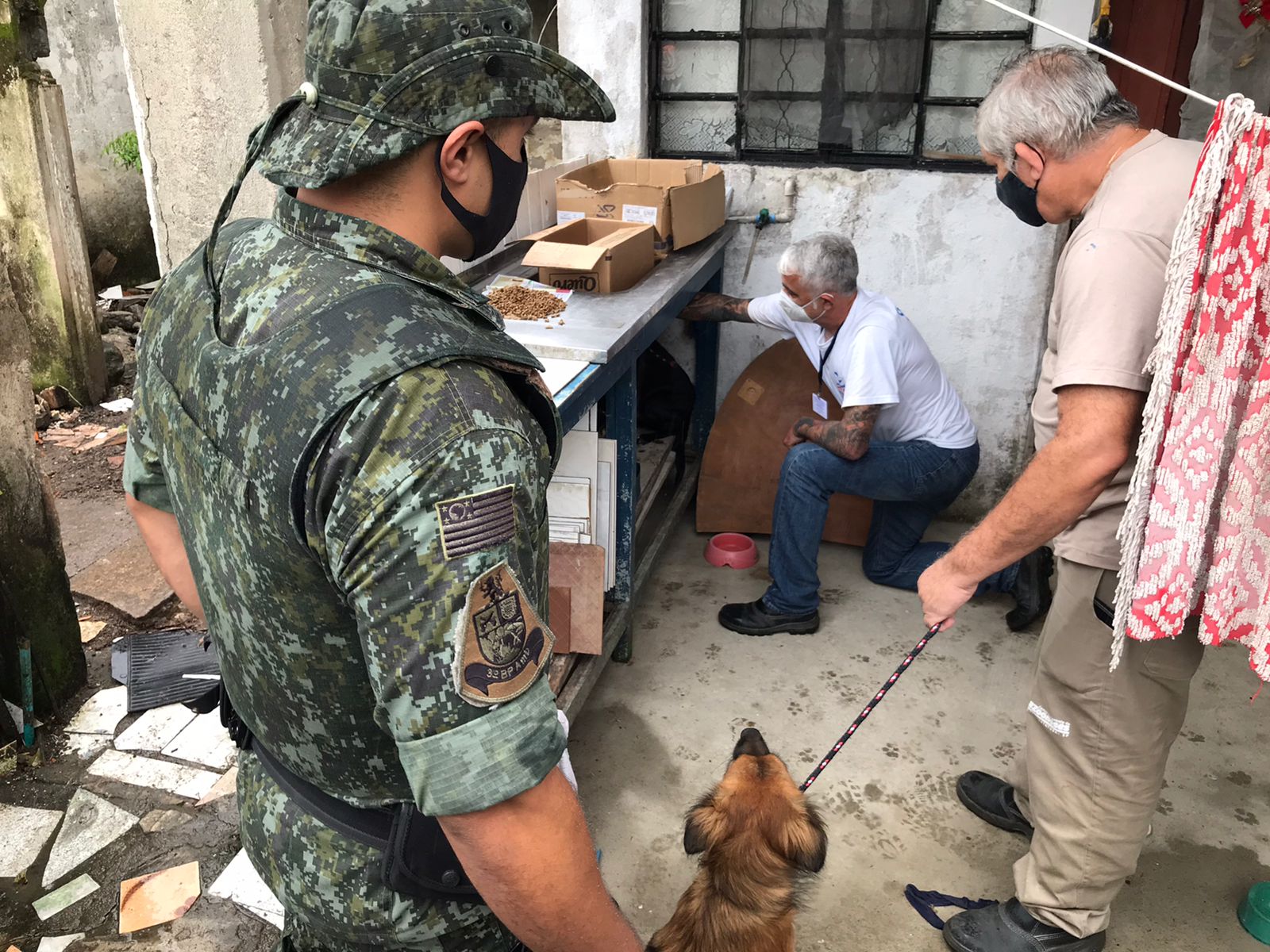Maus-tratos: Mulher muda e abandona cachorros trancados no Tinga em Caraguatatuba