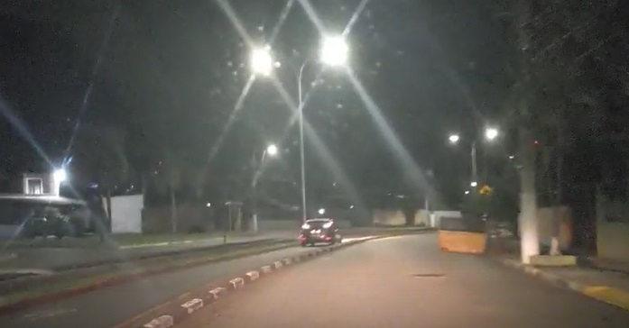 Motorista é flagrado dirigindo ‘tranquilamente’ por ciclovia de Caraguatatuba