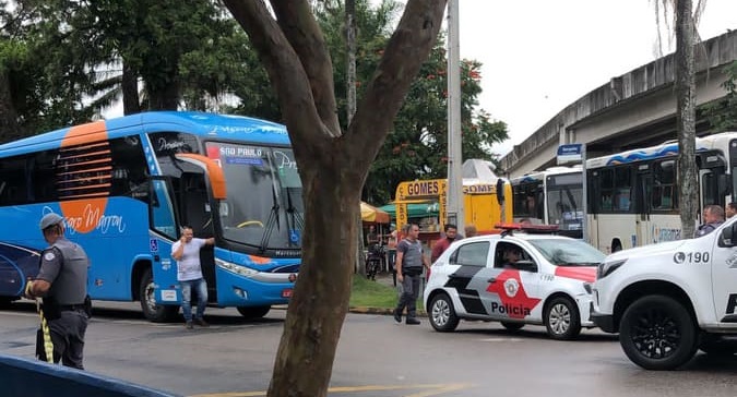 Passageiro tenta esfaquear PM à paisana e é morto dentro de ônibus em Caraguatatuba