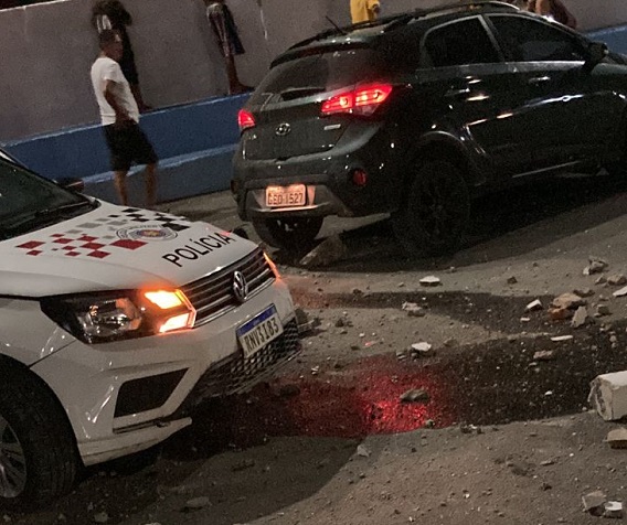 Vídeo: Casal é preso após despencar com veículo em fuga na Praça do Massaguaçu em Caraguatatuba