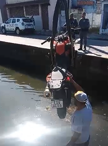 Queda de motociclista no córrego mobiliza PM e Trânsito de Caraguatatuba