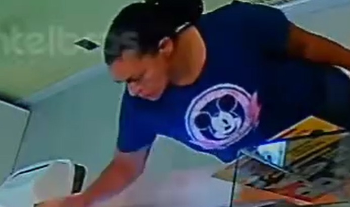 Vídeo mostra mulher furtando comércios em Caraguatatuba