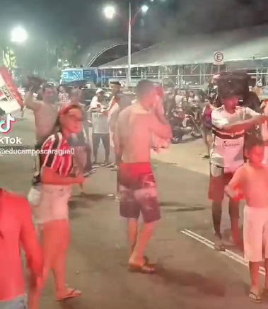 Torcida do São Paulo faz festa na Avenida da Praia em Caraguatatuba