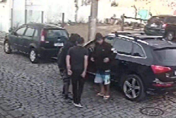 Vídeo mostra assalto a motorista à luz do dia no centro de Ubatuba