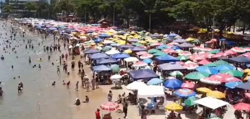 Turistas lotam praias de Caraguatatuba na última sexta-feira de 2023