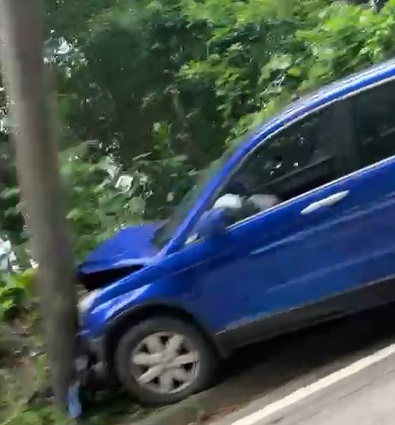 Veículo bate contra poste na Rio-Santos em São Sebastião