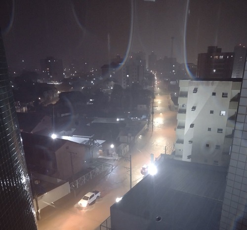 Temporal provoca alagamentos e Defesa Civil de Caraguá monitora chuvas