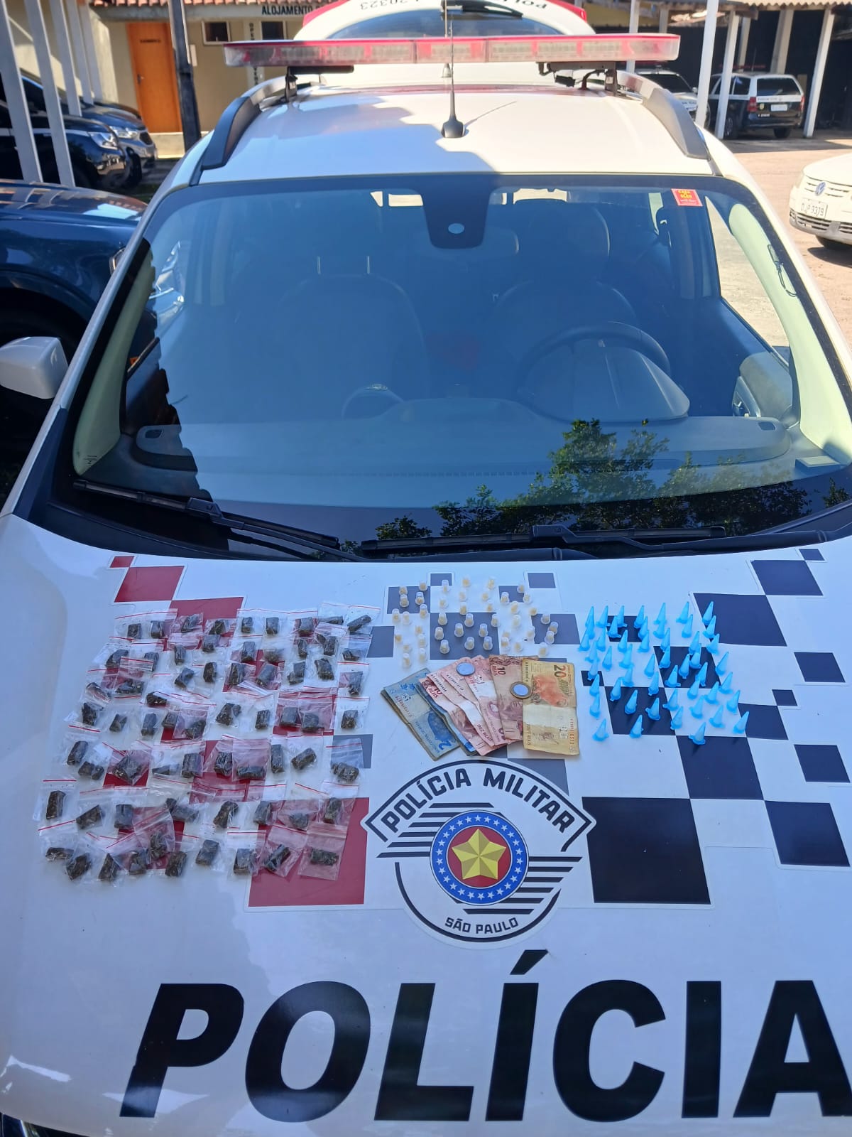 Polícia Militar apreende um adolescente por tráfico de drogas em Ubatuba