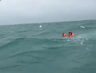 Lancha afunda e seis tripulantes são salvos na costa Sul de Ilhabela