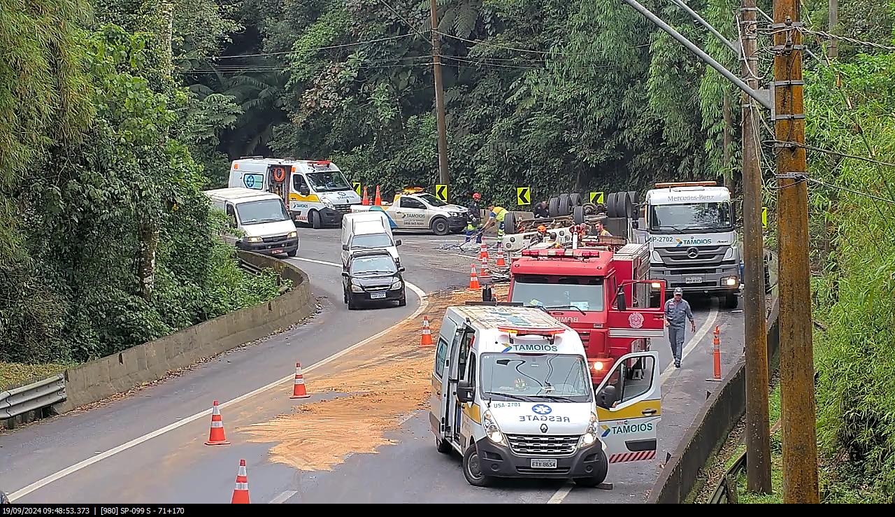 Caminhão tomba e deixa motorista preso nas ferragens na Rodovia dos Tamoios