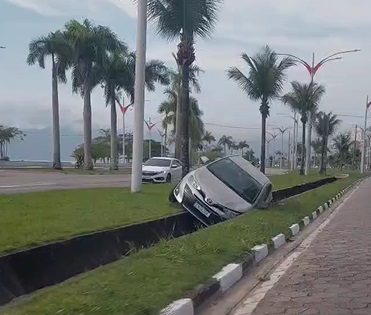 Carro cai em córrego na Avenida da Praia em Caraguatatuba