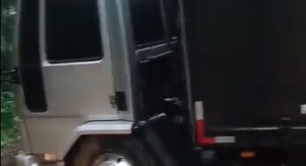 Caminhão bloqueia alternativa para motorista no acesso a Estrada do Monte Valério em Ubatuba