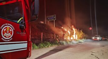 Corpo de Bombeiros combate incêndio em vegetação às margens da rodovia dos Tamoios