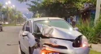 Motorista fica ferido após bater carro contra coqueiro na Avenida da Praia em Caraguatatuba