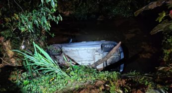 Veículo cai no rio Guaxinduba em Caraguatatuba