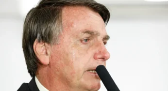 PF cumpre mandados na casa de Jair Bolsonaro, que usará tornozeleira