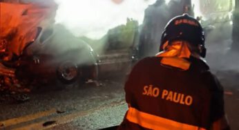 Ambulância da Prefeitura pega fogo na Rodovia Oswaldo Cruz em Ubatuba